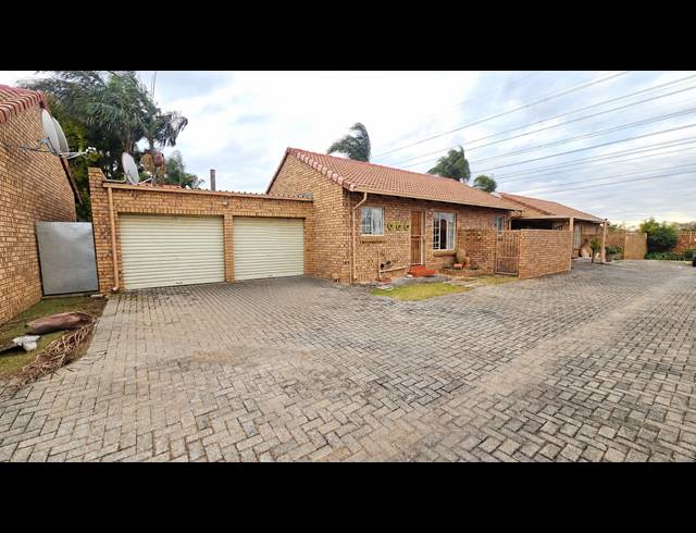 2 BEDROOM SIMPLEX FOR SALE IN MORELETA PARK